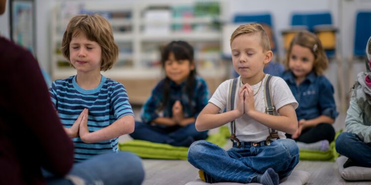 La Meditación para niños y su mejora en el rendimiento escolar